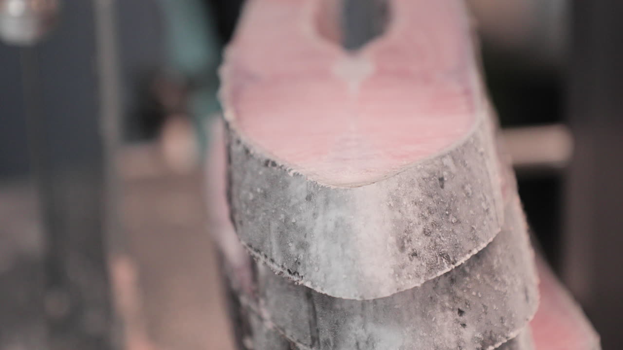 공급 업체는 연어 스테이크 한 조각을 위에 올려 놓습니다.