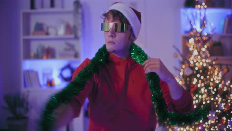 Hombre-Emocionado-Con-Gorro-De-Papá-Noel-Y-Gafas-De-Sol-Bailando-En-Casa