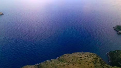 Serene-Blue-Ocean-Of-Amalfi-Coast-In-Sorrentine-Peninsula,-Campania-Italy