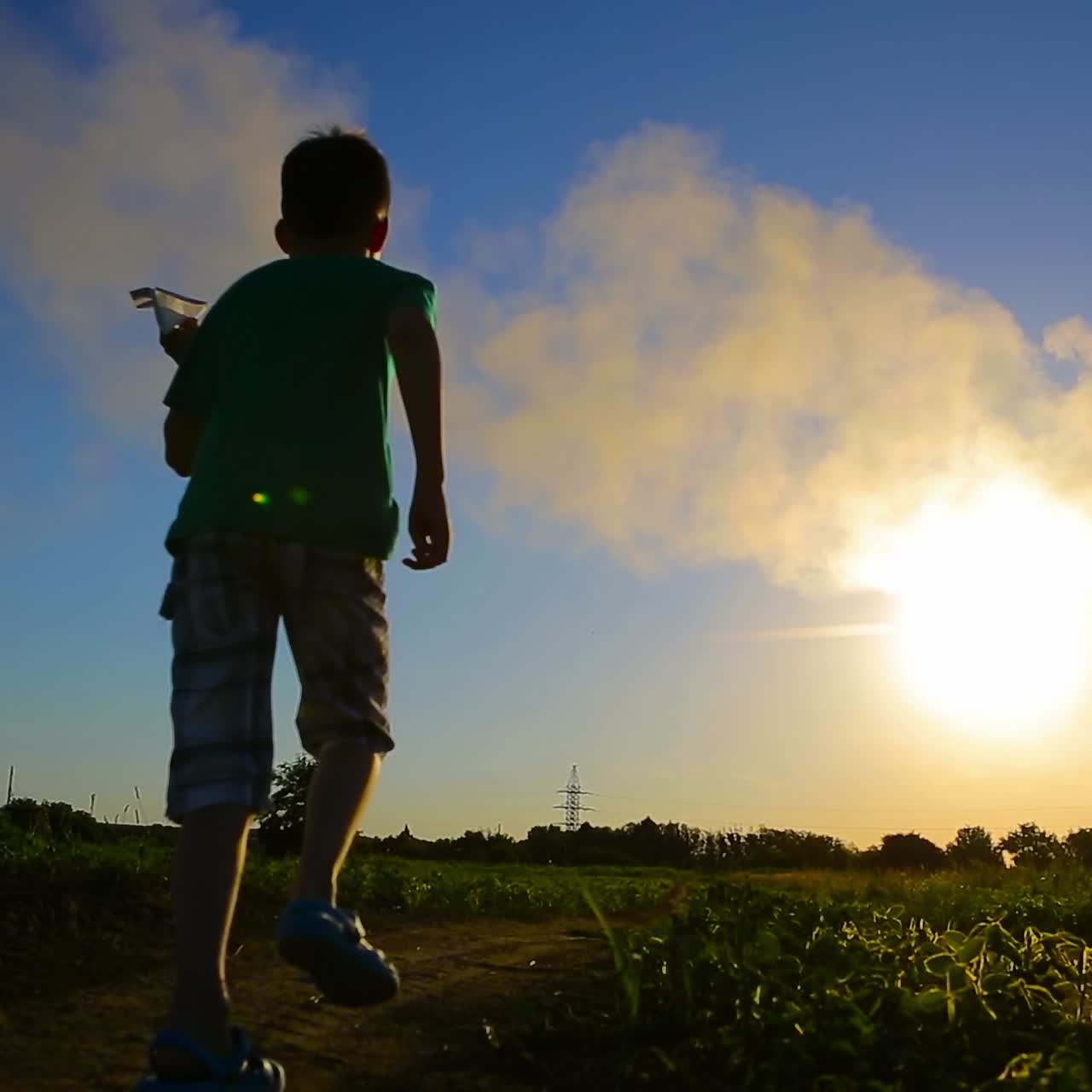 niño con la mano de un avión de papel