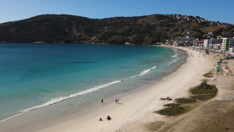 impresionantes vistas de la playa prainha en arraial do cabo, brasil, en un día soleado