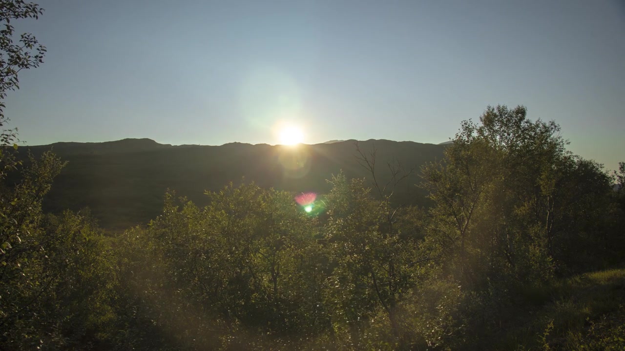 Timelapse af en solnedgang i bjergene.