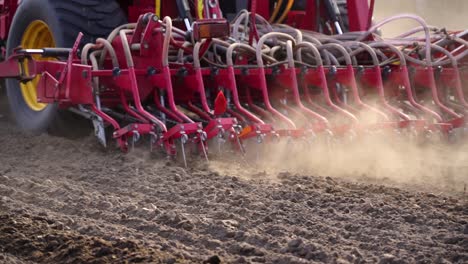 Cierre-Del-Instrumento-Del-Tractor-Trabajando-En-Un-Campo-Durante-La-Temporada-De-Siembra