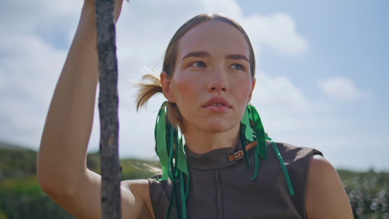 산 여행에서 하늘을 포즈하는 여성 초상화. 결단력있는 여행자 휴식 언덕