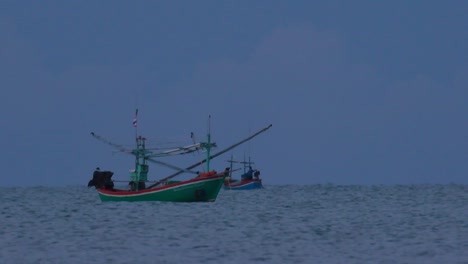 Fischerboote-In-Thailand-Warten-Mitten-Auf-Dem-Ozean-Darauf,-Dass-Es-Dunkel-Wird,-Damit-Sie-Ihre-Grünen-Lichter-Einschalten-Und-Anfangen-Können,-Garnelen-Zu-Fischen-Und-Zu-Schleppen