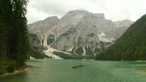 Antena-Sobre-El-Lago-Di-Braies-En-La-Cordillera-De-Los-Dolomitas,-Italia