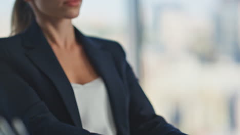 las manos de la mujer cerrando la computadora portátil en el lugar de trabajo.