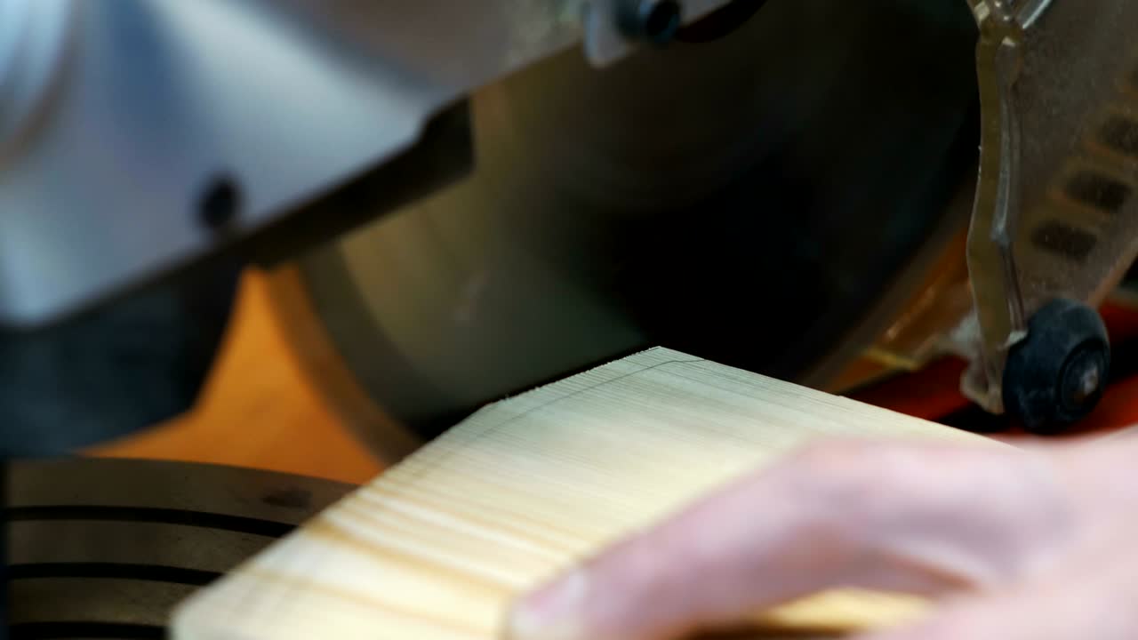 cortar tablas de madera con una sierra eléctrica.