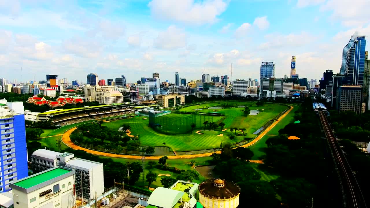4k. Luftfoto af central park i Bangkok, Thailand, grøn med sø, golfbane og forretningscenter. Central Park - I BANGKOK - Lumpini Park