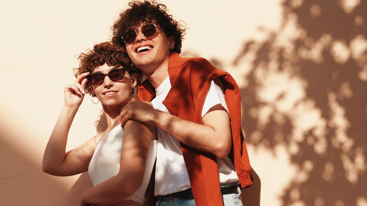 pareja posando al aire libre