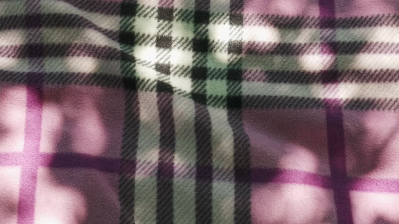 Tartanternet tæppe til picnic med skyggefuld baggrund i slowmotion 50p.
