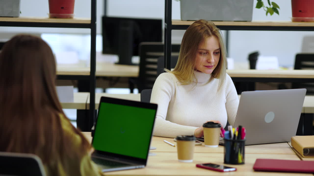 коллеги по работе в офисе