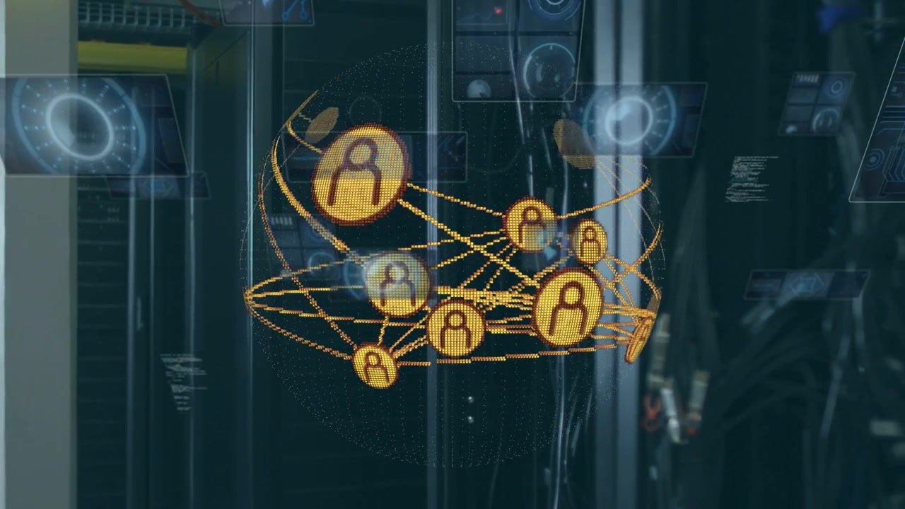 All'avvio, globo arancione che si forma, ruotando sopra i rack del data center, mostrando nodi, HUD per il monitoraggio