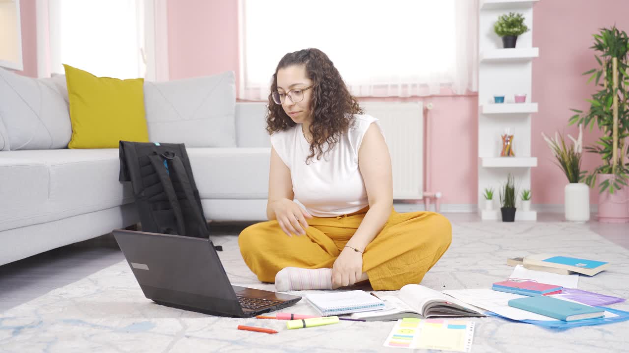 una estudiante excitada y impaciente.