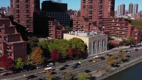 Larga-Toma-De-Drones-En-Movimiento-Hacia-Arriba-De-Edificios-De-Apartamentos-De-Gran-Altura-En-El-Río-Harlem-En-La-Ciudad-De-Nueva-York-Bajo-El-Brillante-Sol-Del-Mediodía