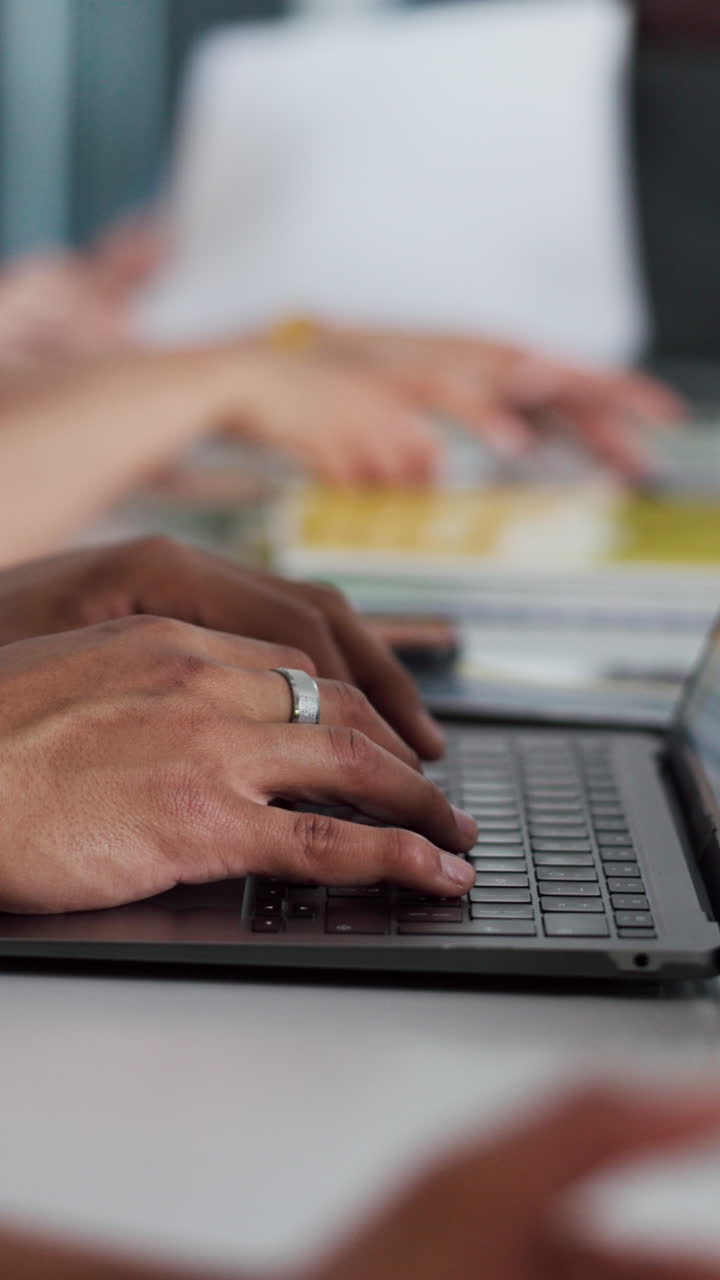 Close-Up de Mãos Digitando no Teclado do Laptop no Escritório