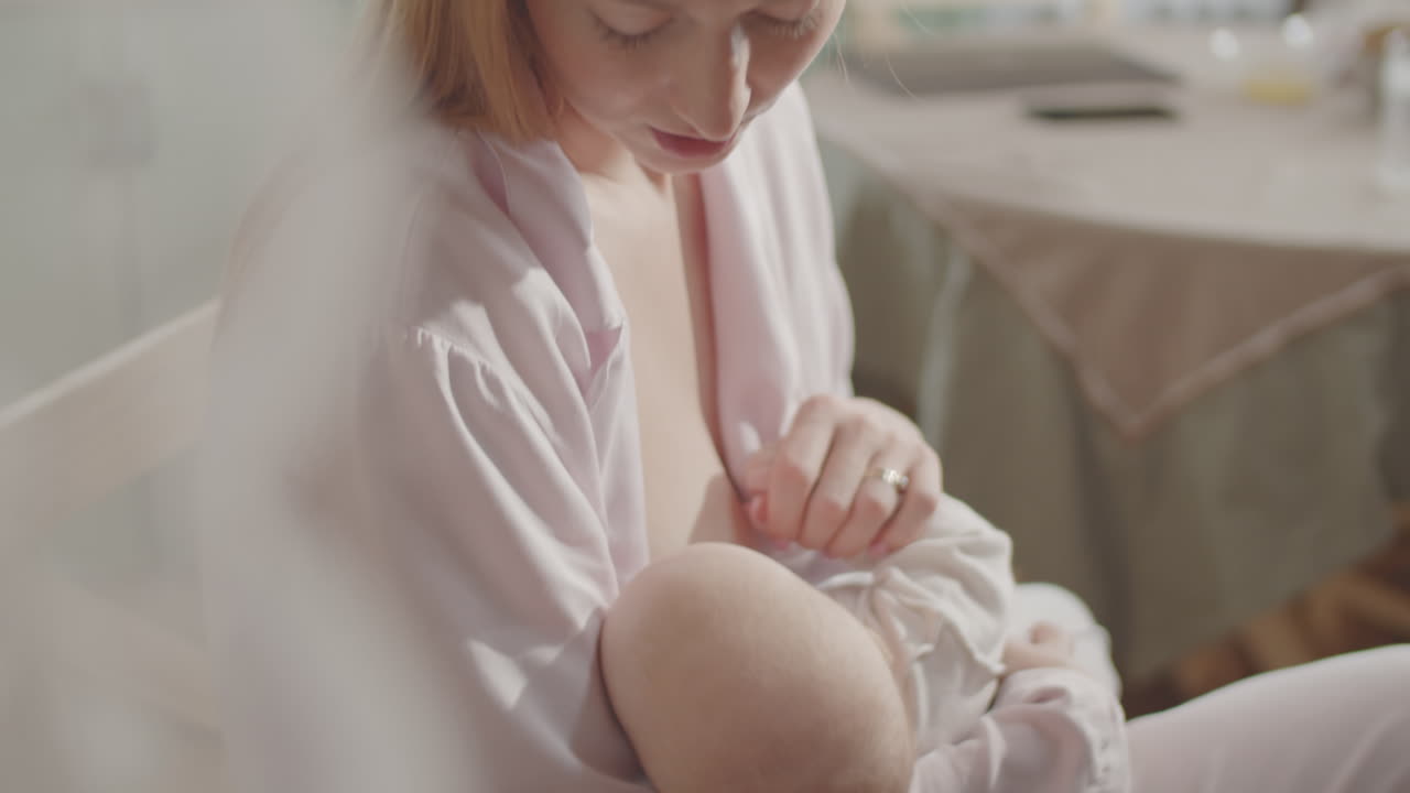 모유 수유하는 아기