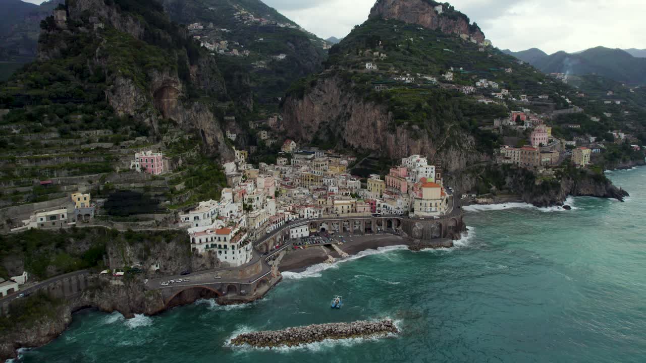 바다로 아말피 해안 산에 atrani 도시에서 휴가 별장에 공중 접근