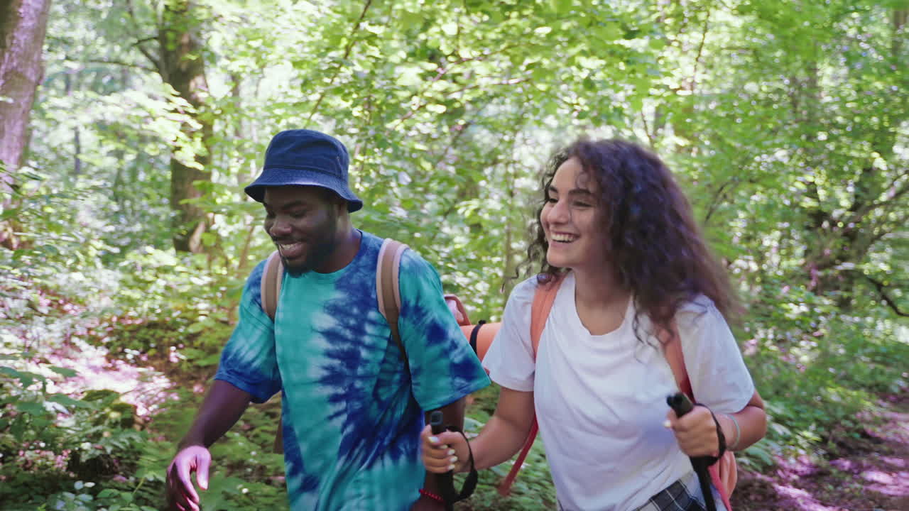 pareja de senderismo en el bosque