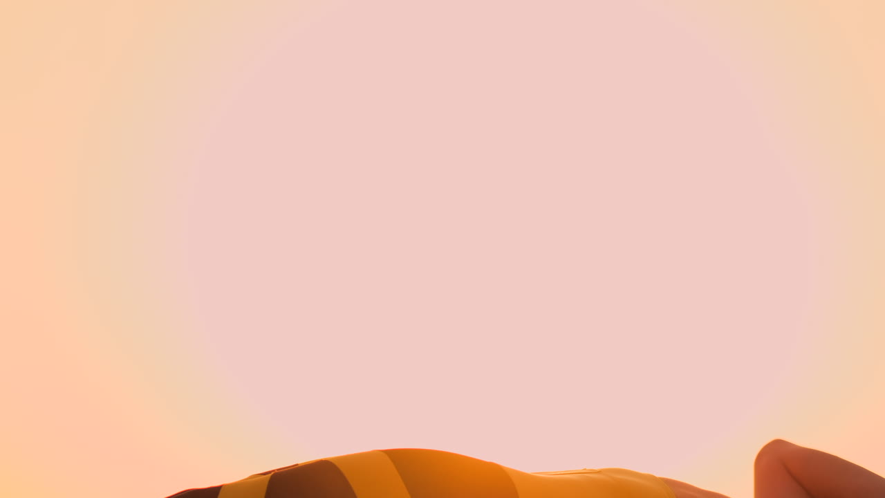 ejercicios de músculos abdominales. una joven belleza atlética al atardecer contra el lago en verano mujer en ropa deportiva haciendo ejercicios para los abdominales en cámara lenta en la barra