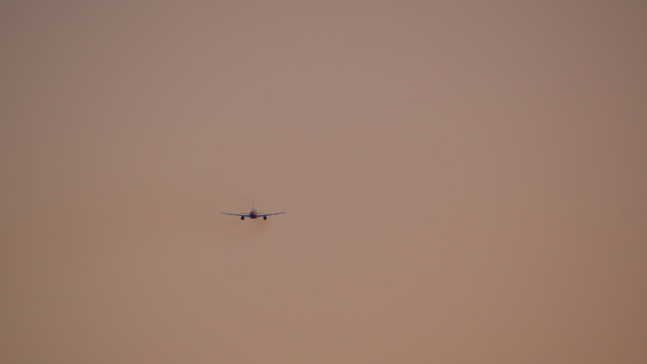 흐릿한 하늘에서 날아다니는 비행기