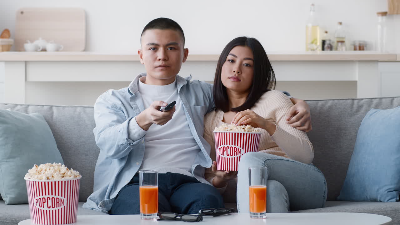 pareja viendo una película en casa