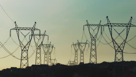 silueta de las líneas eléctricas al atardecer o al amanecer
