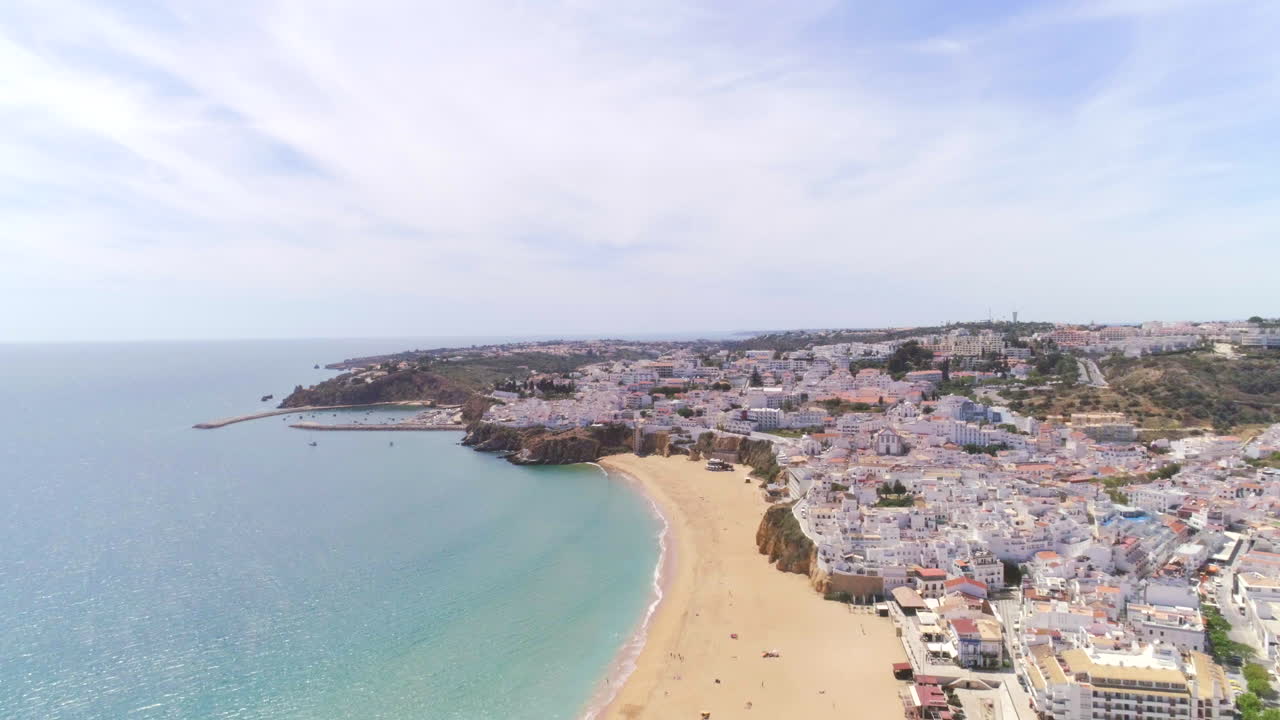 Malerisches Panorama der Altstadt von Albufeira mit Blick auf den Atlantischen Ozean