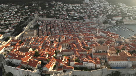 vista aérea de la ciudad amurallada de dubrovnik, dalmacia, croacia