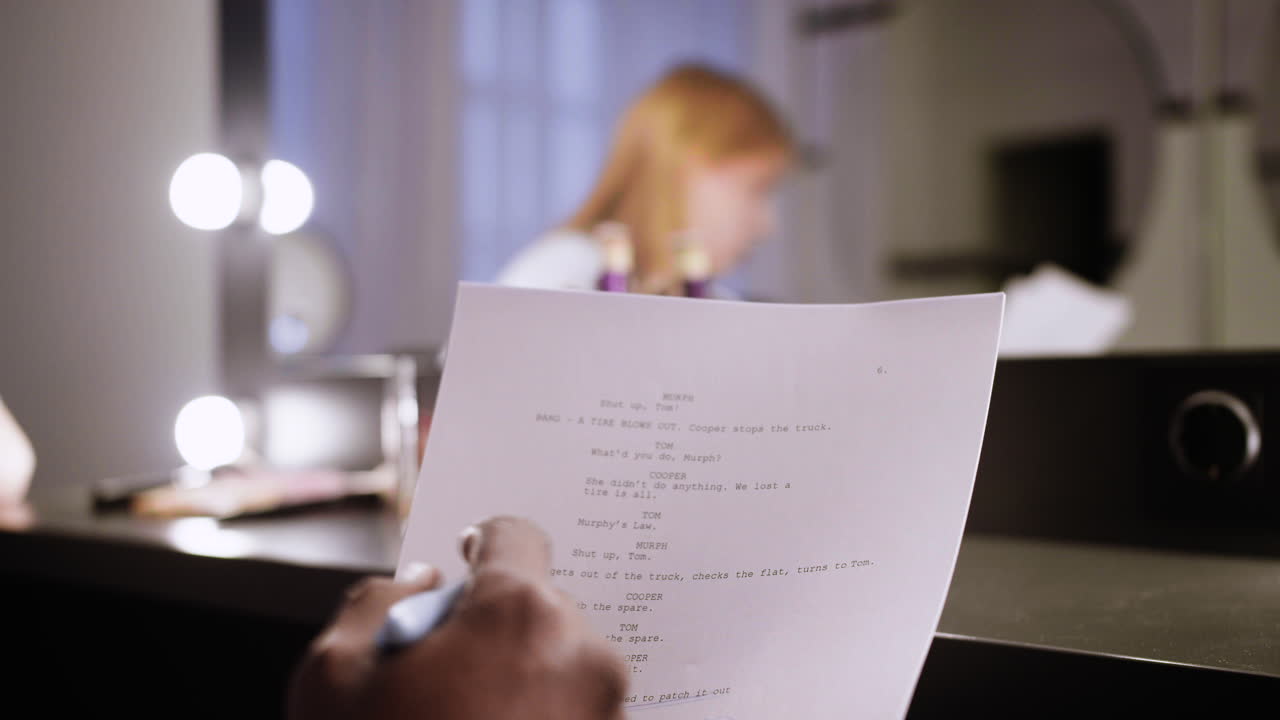 jóvenes actores practicando