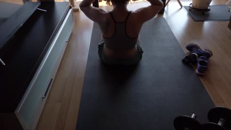 Una-Mujer-Haciendo-Abdominales-En-Casa-En