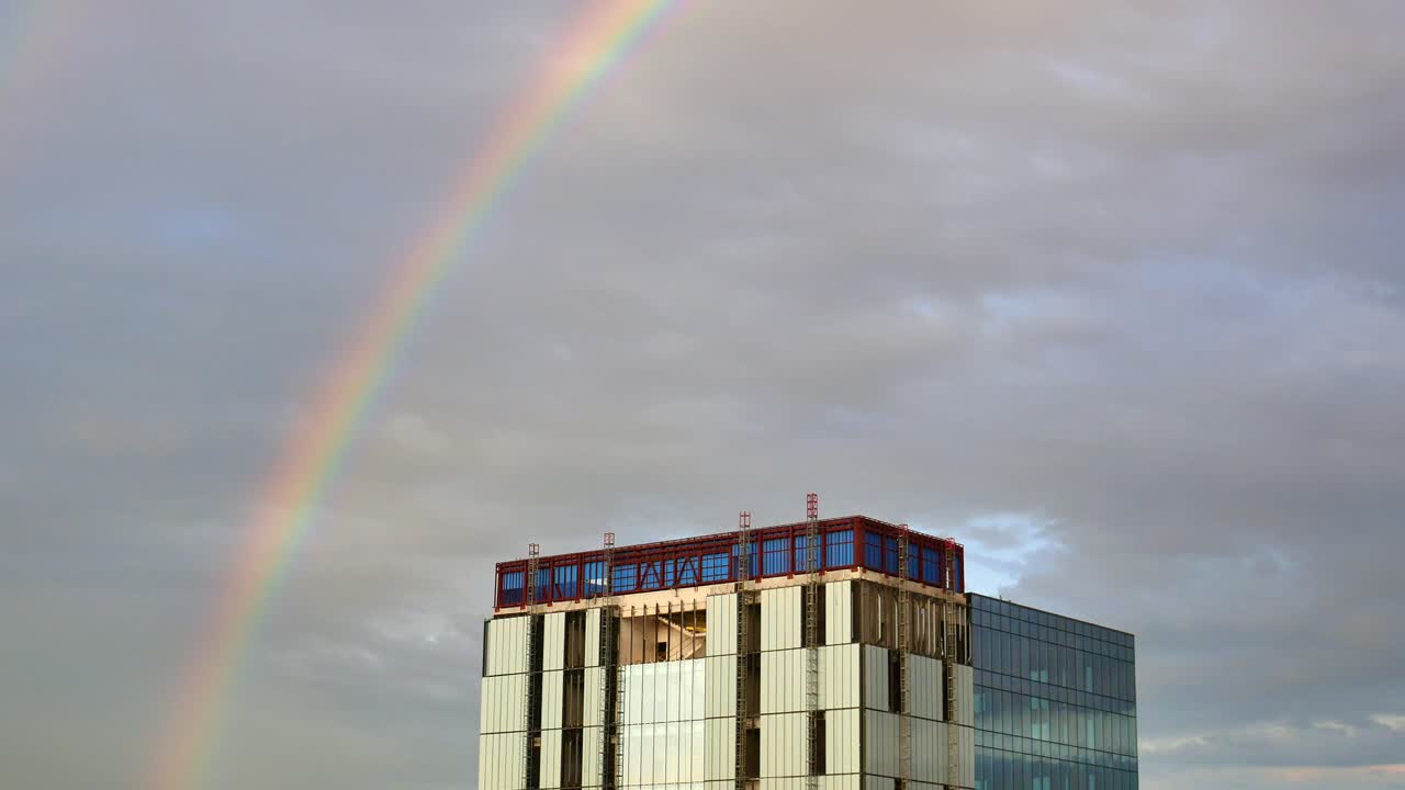 arco iris sobre un rascacielos en el sitio de construcción