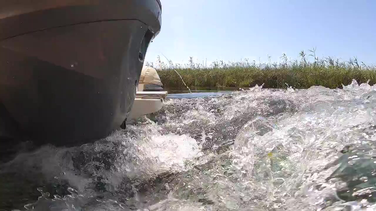 Vista Subaquática da Hélice do Motor de um Barco em Movimento na Água