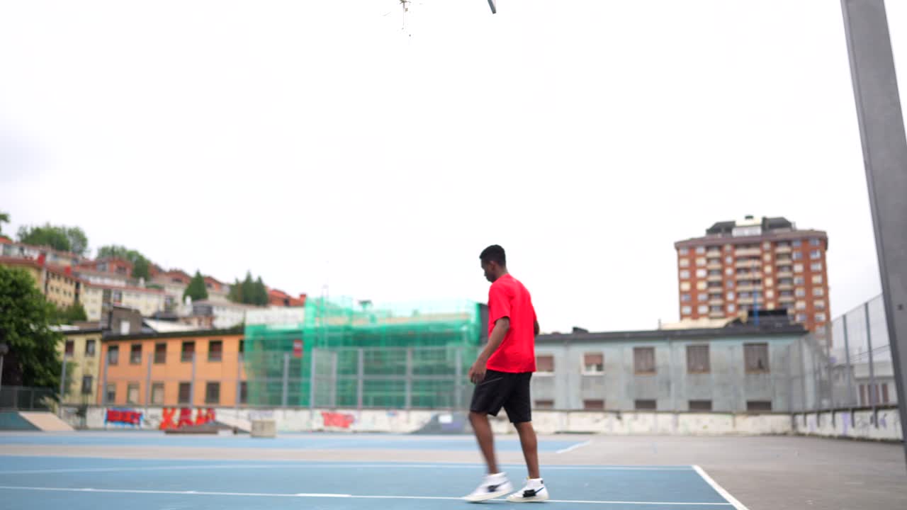 jugador de baloncesto en la cancha