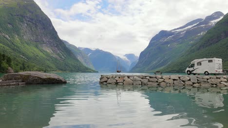 Viajes-De-Vacaciones-Familiares-En-Vehículos-Recreativos,-Viajes-De-Vacaciones-En-Autocaravana.-Hermosa-Naturaleza-Paisaje-Natural-De-Noruega.