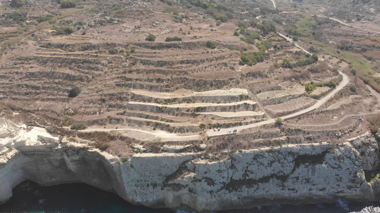 video aéreo de drones del oeste de malta, área de mgarr, bahía de fomm ir-rih