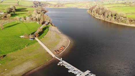 Antena-Sobre-El-Lago-Wimbleball-En-Exmoor-En-Somerset-Con-Botes-Vacíos-Al-Lado-Del-Muelle