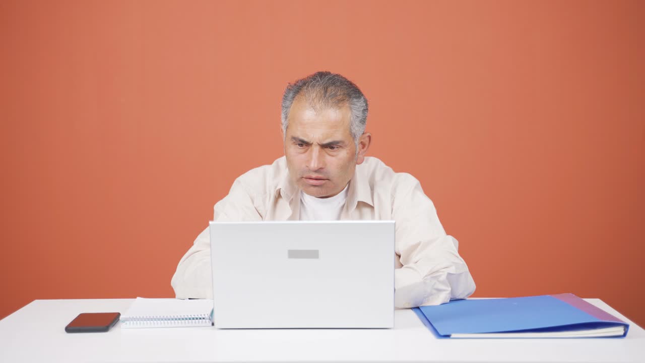 un hombre con un problema de audición.