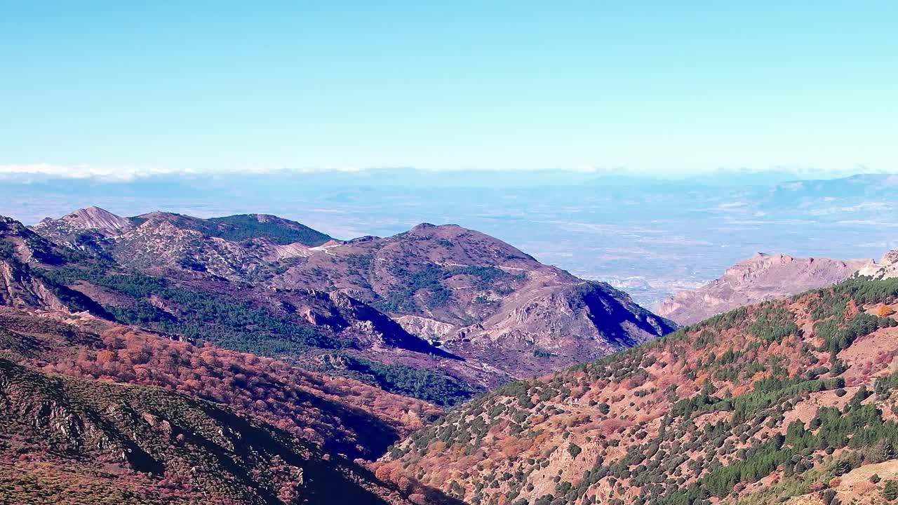 Esplora le montagne a Granada, Spagna, durante il giorno con cielo sereno