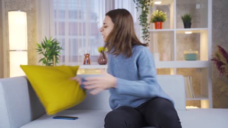 Mujer-Joven-Mirando-La-Pantalla-Del-Teléfono-Móvil,-Sintiéndose-Triste-Y-Frustrada-Al-Recibir-Mensajes-O-Correos-Electrónicos-De-Malas-Noticias.