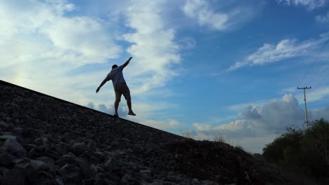 en la libertad del lugar de caminar con el desierto y el lugar de los migrantes