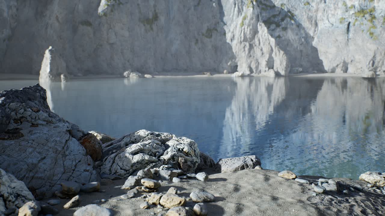 포르투갈 의 대서양 해안 에 있는 바위 들 사이 에 있는 모래 해변