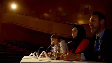 hermosa joven mujer de negocios caucásica habla en un seminario de negocios en el auditorio 4k