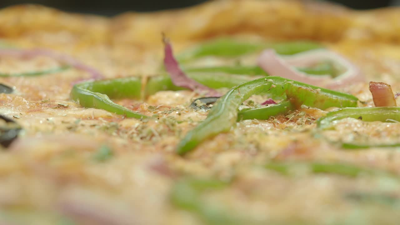 초록색 고추와 양파를 가진 피자의 클로즈업