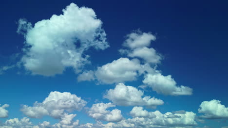 Videoaufnahme-Des-Azurblauen-Himmels-Und-Der-Flauschigen-Weißen-Wolken
