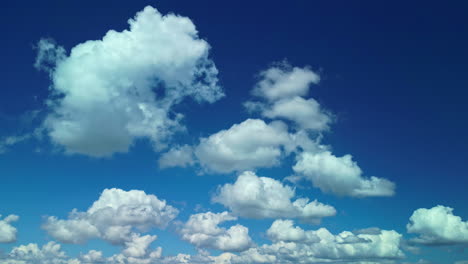capturando el video de los cielos azules y las nubes blancas esponjosas