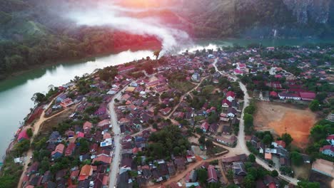 un avión no tripulado revela al atardecer el pueblo de nong khiaw en la provincia de luang prabang de laos