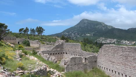 Hermosa-Vista-De-La-Antigua-Fortaleza-Y-Ruinas-Con-Montañas-Y-Cielo-Azul