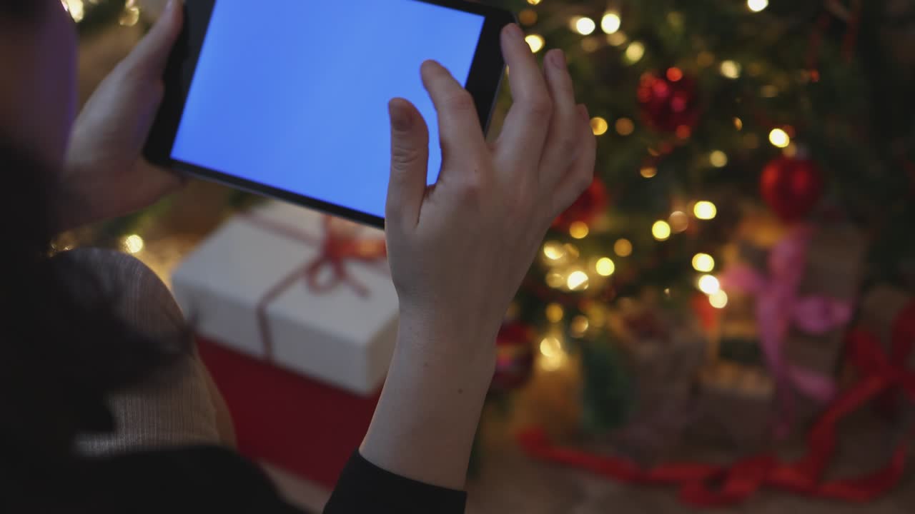 las manos de la mujer se desplazan tocando usando la pantalla clave de la tableta digital chroma navidad