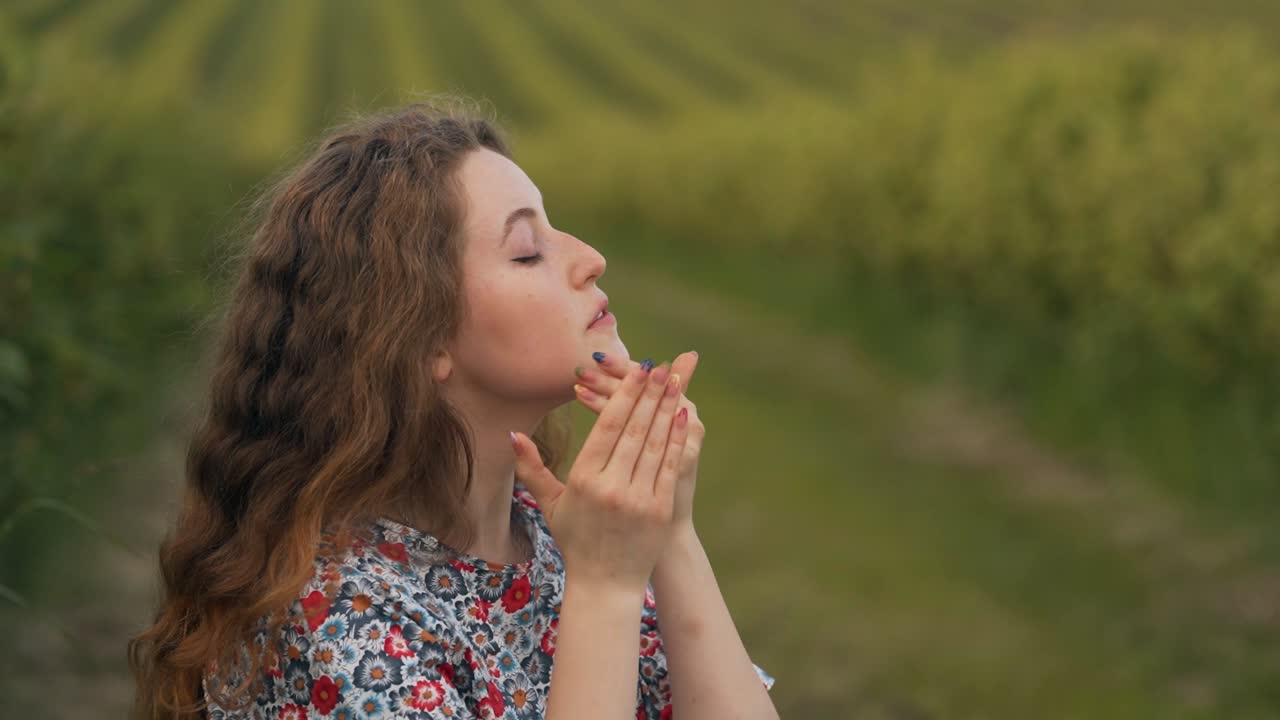 빨간 머리 여자의 초상화는 보호를 위해 얼굴 크림을 적용